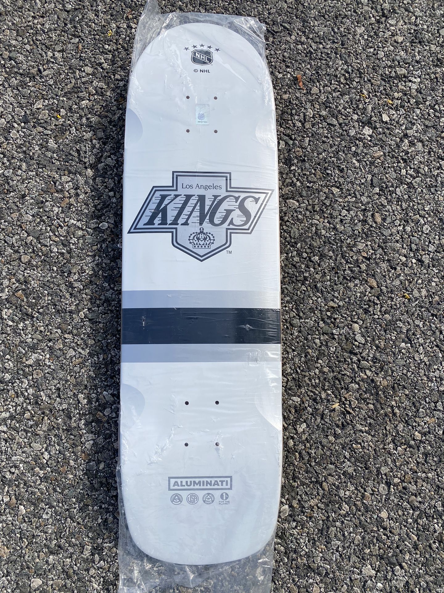 ALUMINATI CRUISER SKATE DECK-9x32.25 NHL KINGS CHEVY